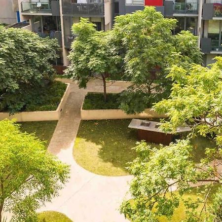 Sunny Balcony Over A Calm Private Garden Melbourne Exterior photo