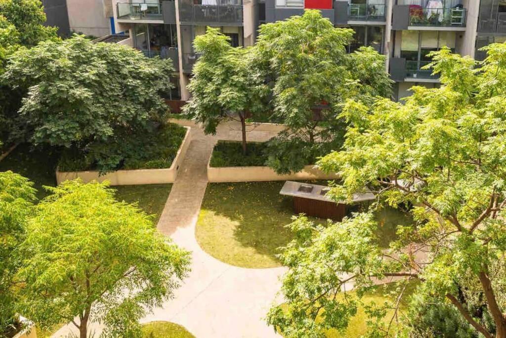 Sunny Balcony Over A Calm Private Garden Melbourne Exterior photo