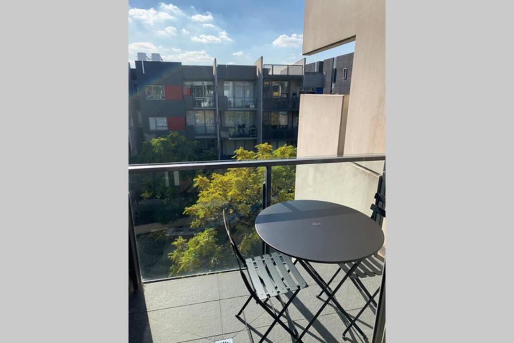 Sunny Balcony Over A Calm Private Garden Melbourne Exterior photo