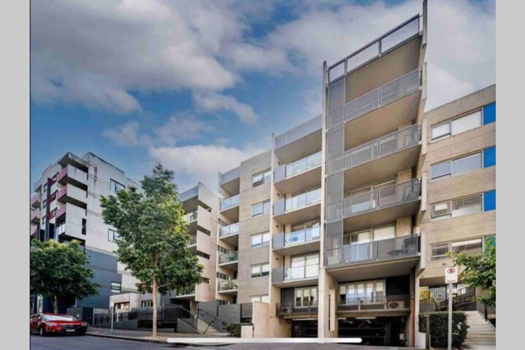Sunny Balcony Over A Calm Private Garden Melbourne Exterior photo