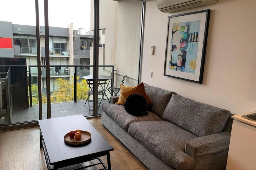 Sunny Balcony Over A Calm Private Garden Melbourne Exterior photo